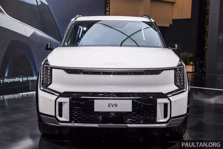 Ở thị trường Indonesia, mẫu xe SUV Kia EV9 2024 chỉ được phân phối với 1 phiên bản là GT-Line. Đây là phiên bản cao cấp nhất của dòng xe này nên có giá không hề rẻ, lên đến 1,975 tỷ Rupiah (khoảng 3,12 tỷ đồng). Như vậy, Kia EV9 GT-Line đắt hơn VinFast VF9 ở Việt Nam (có giá dao động từ 1,491 - 2,169 tỷ đồng).