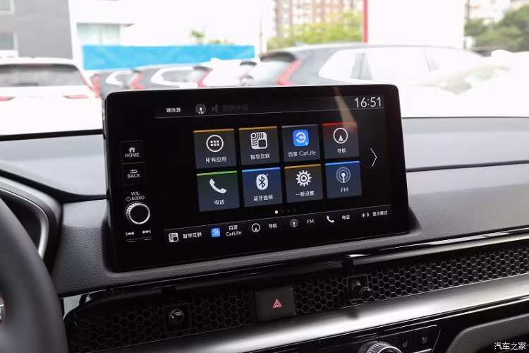 Về sức mạnh, Honda CR-V e:HEV sử dụng hệ thống hybrid bao gồm động cơ xăng 4 xi-lanh, hút khí tự nhiên, dung tích 2.0 lít và động cơ điện có công suất tổng hợp là 207 mã lực và mô-men xoắn cực đại 335 Nm , kết hợp với hộp số biến thiên vô cấp CVT, đồng thời sẽ được trang bị hệ dẫn động bốn bánh.