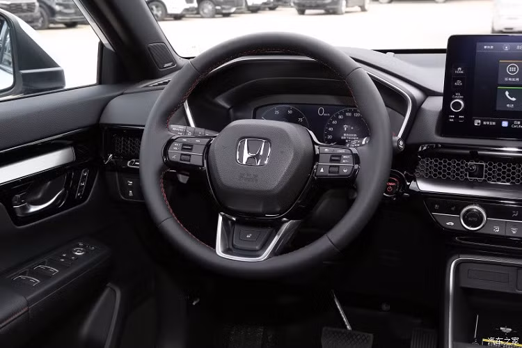 Về cấu hình, xe mới sẽ được trang bị hệ thống hỗ trợ lái Honda SENSING 360 mới nhất, ao gồm camera góc rộng 90 độ và cảm biến radar sóng milimet. Nhờ đó, xe có thể nhận biết các vật thể chuyển động như ô tô, mô tô, xe đạp hoặc người đi bộ, vạch kẻ đường, vỉa hè và biển báo giao thông tốt hơn.