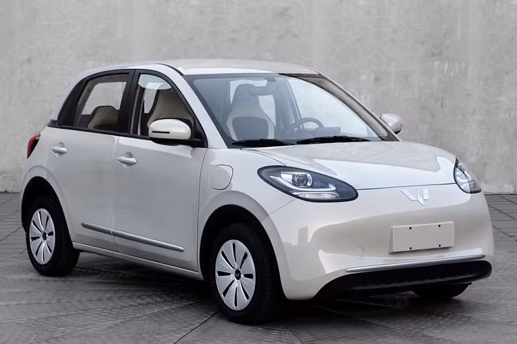 Như vậy, xe có kích thước tương đương những mẫu xe hatchback hạng B như Toyota Yaris hay Mazda2. Liên doanh SAIC-GM-Wuling khẳng định Bingo mang đến không gian nội thất rất rộng rãi đối với một mẫu xe cỡ nhỏ nhằm đáp ứng nhu cầu di chuyển của nhiều đối tượng khách hàng hơn.