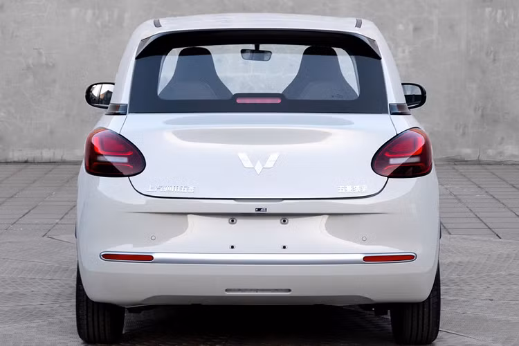 Bên ngoài, Wuling Bingo 2023 sở hữu thiết kế tròn trịa theo phong cách cổ điển. Tuy nhiên, phong cách thiết kế của mẫu xe này lại khá giống với Ora Good Cat đang bán tại nhiều thị trường như Trung Quốc, Thái Lan và châu Âu. Tương tự Ora Good Cat, Wuling Bingo 2023 cũng có thiết kế đầu xe lấy cảm hứng từ ô tô Porsche.