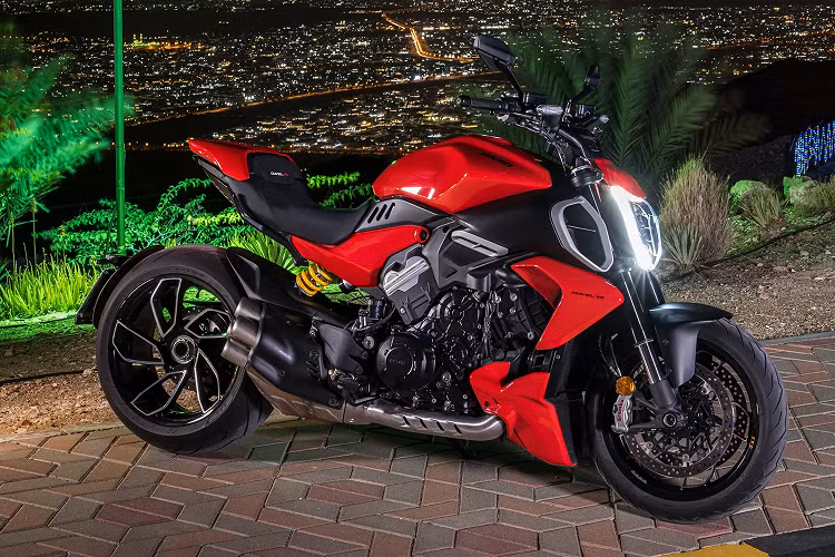 Ngoài ra, Diavel V4 được trang bị hệ thống truyền lực Ride-by-wire và thân ga đường kính 46 mm để tạo ra sức mạnh lớn hơn. Diavel V4 2024 có đến 3 chế độ năng lượng đi cùng 4 chế độ lái: Sport, Touring, Urban và Wet. Các chế độ lái sẽ tuỳ chỉnh sức mạnh động cơ cũng như kiểm soát lực kéo.