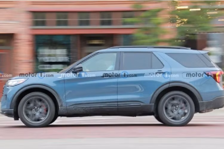 Ford Explorer tại Việt Nam hiện sử dụng động cơ EcoBoost 2.3L, cung cấp công suất 301 mã lực và mô-men xoắn 432 Nm, kết hợp với hộp số tự động 10 cấp và hệ dẫn động 4 bánh.