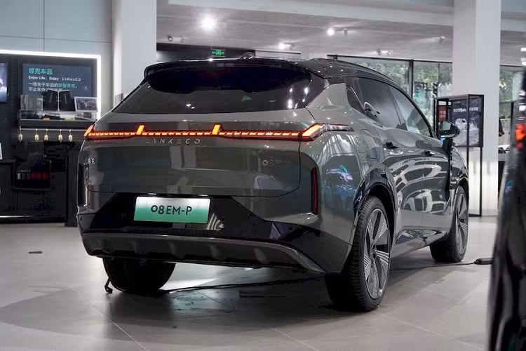 Nó được trang bị ba động cơ và hệ dẫn động bốn bánh. Chiếc xe mới được trang bị pin lithium bậc ba có công suất 39,6 kWh, phạm vi hành trình hoàn toàn bằng điện CLTC có thể đạt 245 km và phạm vi hành trình toàn diện là 1400 km.