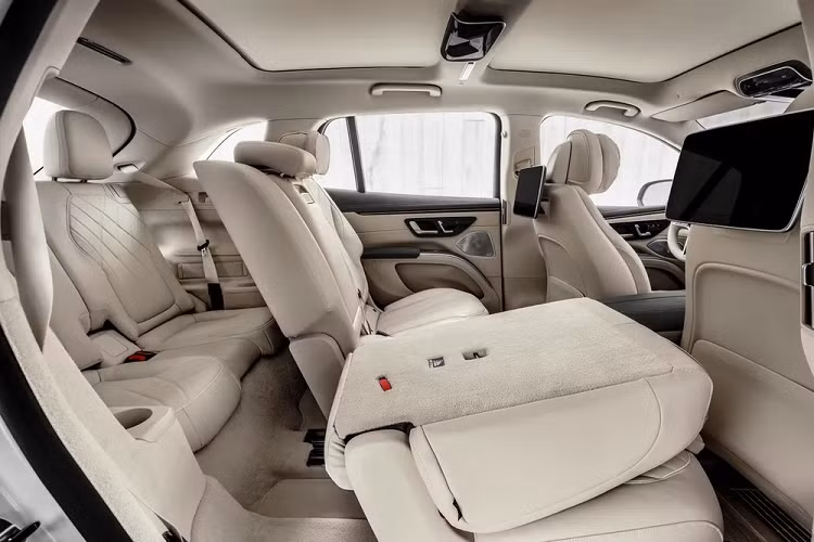 Trong khi đó, gói trang bị an toàn Driver Assistance Package mang đến những tính năng như hệ thống kiểm soát hành trình thích ứng, hệ thống giữ làn đường, hỗ trợ phát hiện điểm mù, hỗ trợ đánh lái chủ động, hỗ trợ phanh chủ động tích hợp tính năng phát hiện phương tiện cắt ngang khi lùi và hệ thống ngăn va chạm sớm cho mẫu SUV điện cỡ lớn này.