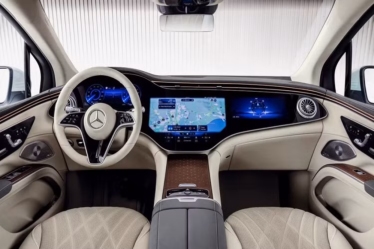  Bên trong mẫu SUV điện hạng sang này là không gian nội thất có thể gây choáng ngợp cho những tín đồ công nghệ. Điểm nhấn của nội thất nằm ở bảng đồng hồ kỹ thuật số 12,3 inch, màn hình cảm ứng trung tâm OLED 17,7 inch và màn hình giải trí dạng cảm ứng dành cho hành khách phía trước với kích thước 12,3 inch. Kích thước tổng cộng của 3 màn hình này lên đến 56 inch.