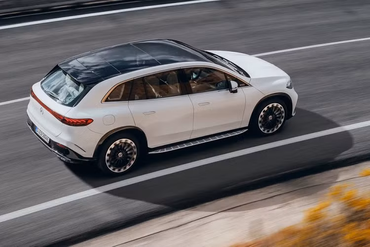 Tại Việt Nam, mẫu xe điện này hiện chỉ có 1 phiên bản là Mercedes-Benz EQS 500 4Matic SUV chạy điện. Xe được trang bị mô-tơ điện với công suất tối đa 330 kW (khoảng 443 mã lực) và mô-men xoắn cực đại 828 Nm. Ngoài ra, xe còn có hệ dẫn động 4 bánh toàn thời gian 4Matic. Sức mạnh của mô-tơ điện cho phép Mercedes-Benz EQS 500 4Matic SUV tăng tốc từ 0-100 km/h trong 5 giây và đạt vận tốc tối đa 210 km/h.