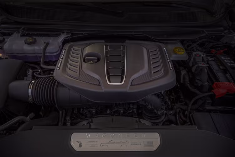 Wagoneer tiêu chuẩn có 3 cấp độ hệ thống truyền động 4 bánh Quadra-Trac, gồm phiên bản có hộp số truyền động thấp và hệ thống vi sai trượt giới hạn điện tử phía sau. Xe cũng được trang bị hệ thống treo khí cho khả năng lội nước lên đến 10 inch.