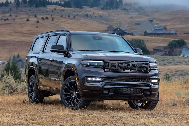 Mặc dù không còn sử dụng động cơ V8, Jeep vẫn giữ cho Wagoneer 2024 khả năng kéo hàng tốt nhất trong phân khúc, với khả năng kéo tối đa 10.000 pound (khoảng 4.536 kg). Đây là mức cao nhất trong số tất cả các loại SUV hiện có trên thị trường.