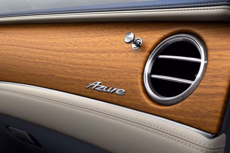 Bảng táp-lô được bọc gỗ veneer Burr Walnut với ba lớp sơn mài siêu mỏng, chỉ dày 0,1 mm, được đánh bóng bằng tay để giống với lớp hoàn thiện của chiếc JAS 949.