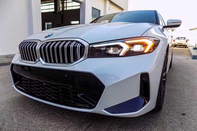 Dự kiến, BMW 3-Series LCI 2023 thế hệ mới sẽ được giao cho khách vào cuối tháng này. Xe sẽ tiếp tục được THACO lắp ráp và phân phối chính hãng tại Việt Nam.