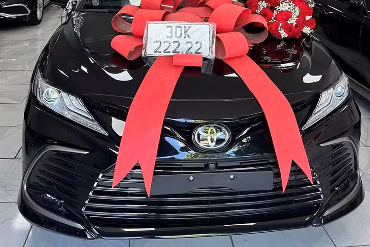 Toyota Camry trung bien 