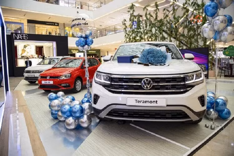 Trong khi đó, trang bị an toàn của xe không quá hiện đại, chỉ gồm có 6 túi khí, camera lùi, hệ thống kiểm soát hành trình, hỗ trợ khởi hành ngang dốc, hỗ trợ xuống dốc, cảnh báo áp suất lốp và hệ thống kiểm soát cự ly đỗ xe.