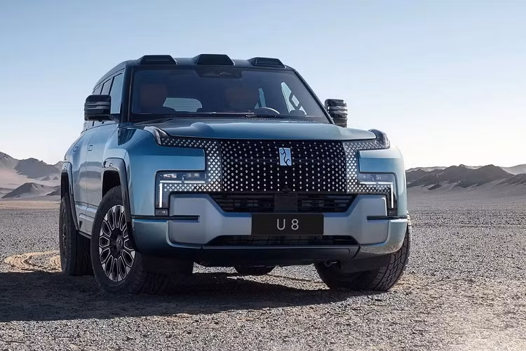 Mẫu SUV hạng sang này cũng có thể tiếp tục chạy ở vận tốc 120 km/h ngay cả khi bị thủng lốp. Theo dự đoán của giới báo chí, YangWang U8 sẽ có giá ít nhất 1 triệu Nhân dân tệ (khoảng 3,4 tỷ đồng) ở thị trường Trung Quốc.