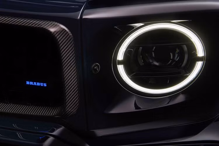 Phần viền của lưới tản nhiệt được làm bằng sợi carbon và logo Brabus đặt tại trung tâm có khả năng phát sáng. Các chi tiết trang trí được làm từ carbon như hốc bánh trước và sau, ốp bảo vệ cửa kèm logo Brabus, cánh gió cỡ lớn, ốp bánh dự phòng, khuếch tán cản sau...