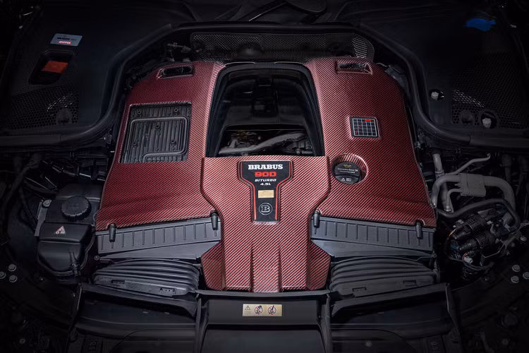 Với bản nâng cấp, G63 Brabus 900 Deep Blue được trang bị động cơ V8 Brabus Rocket 900 dung tích 4.5L kết hợp bộ tăng áp hoàn toàn mới, công suất 900 mã lực và mô-men xoắn 1.250 Nm.