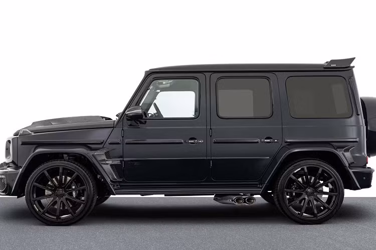 Khả năng tăng tốc của G63 Brabus 900 Deep Blue từ 0-100 km/h trong 3,7 giây và tốc độ tối đa giới hạn điện tử 280 km/h. Hiện tại, giá xe Mercedes-AMG G63 Brabus 900 Deep Blue được chào bán từ 568,326 EUR (tương đương 14,743 tỷ đồng).