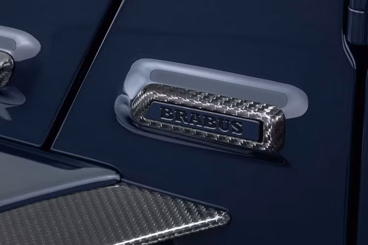 Hệ thống ống xả Brabus với viền ốp carbon và có thêm đèn trang trí Ambience Light. BRABUS BoostXtra sẽ thay đổi âm thanh của 2 chế độ Sport và Coming Home.