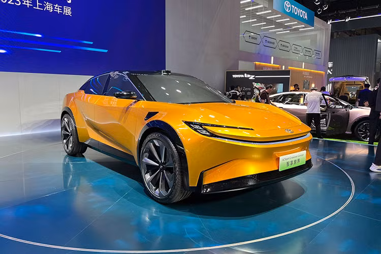 Toyota bZ Sport Crossover 2024 mới mang kiểu dáng thân xe SUV-coupe với các đặc điểm thiết kế đặc trưng của dòng bZ. Ngoại hình của mẫu SUV này khá giống với Toyota bZ Compact SUV Concept, nhưng mang kích thước lớn hơn.