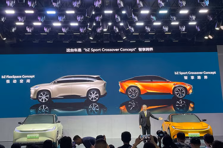 Trong khi đó không gian nội thất sẽ cần làm lại khá nhiều khi hình ảnh concept có phong cách đậm chất tương lai, thậm chí có phần viễn tưởng, không phù hợp với công nghệ sản xuất hiện tại.