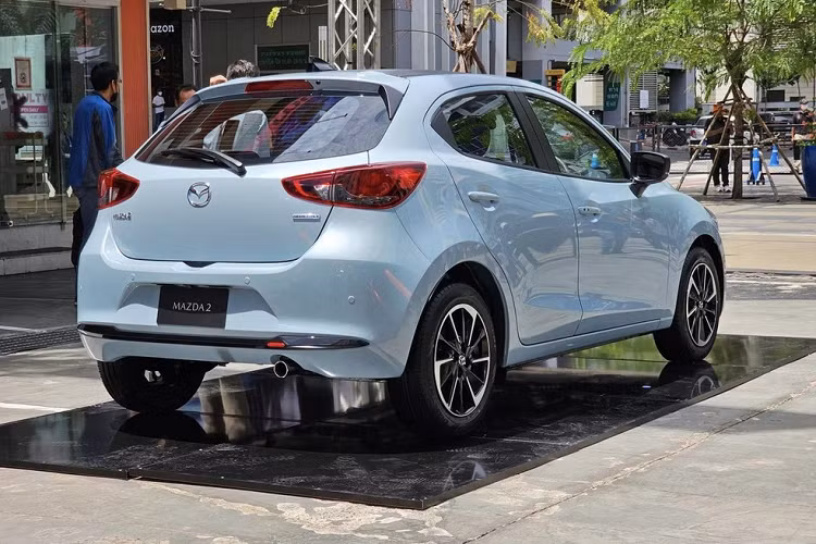 Thứ hai là động cơ diesel Skyactiv-D 4 xi-lanh thẳng hàng, tăng áp, dung tích 1.5L, tạo ra công suất tối đa 105 mã lực tại tua máy 4.000 vòng/phút và mô-men xoắn cực đại 250 Nm tại dải tua máy 1.500 - 2.500 vòng/phút. Tương tự máy xăng kể trên, động cơ diesel cũng đi kèm với hộp số tự động 6 cấp và hệ dẫn động cầu trước. Động cơ diesel tiêu thụ lượng nhiên liệu trung bình là 26,3 km/lít (khoảng 3,8 lít/100 km).
