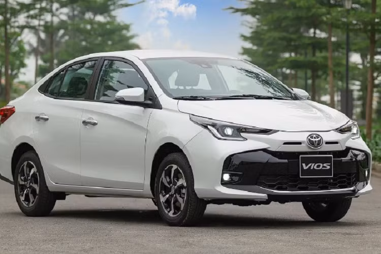 Xe vẫn được phân phối với 3 phiên bản: E MT , E CTV, G CVT, nhưng giá bán đã giảm nhẹ chỉ còn dao động từ 479 - 592 triệu đồng. Với thiết kế đơn giản và giá cả phải chăng, Toyota Vios là một trong những lựa chọn phổ biến trong phân khúc xe sedan cỡ nhỏ.