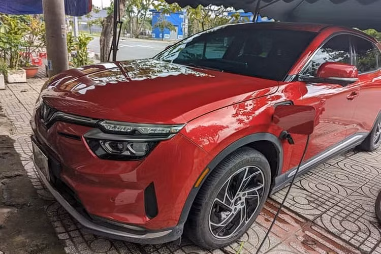 Khi lắp điện mặt trời, số điện lấy từ điện lưới EVN là 480 kW, tương đương khoảng 1,2 triệu đồng. Như vậy, anh Tuấn tiết kiệm được khoảng 1,8 triệu đồng/tháng. Chi phí để lắp đặt hệ thống sạc điện mặt trời được anh Tuấn chia sẻ là vào khoảng 31,5 triệu đồng (chưa tính một số chi phí vặt phát sinh). Anh cũng giải thích rõ, anh may mắn mua được các vật liệu với mức giá thanh lý nên tổng chi phí lắp đặt mới rẻ như vậy. Còn nếu người dùng mua mới pin hoàn toàn thì chi phí nâng thêm khoảng 10 triệu đồng nữa.