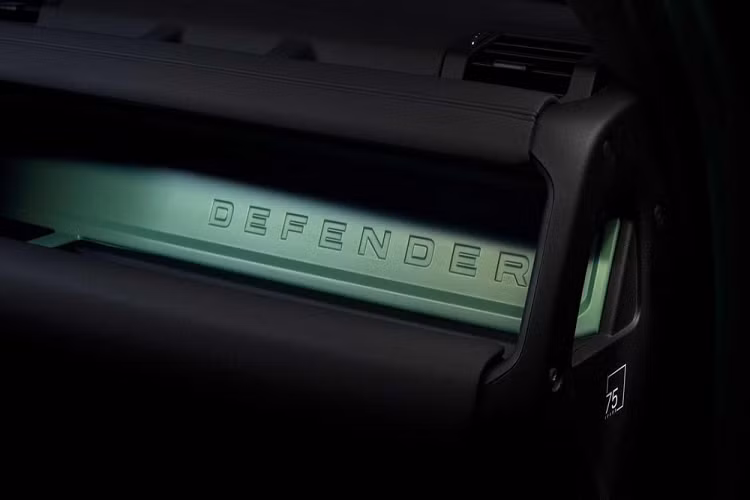 Chưa hết, ngoài màu xanh Grasmere Green, nhiều chi tiết ở ngoại thất xe Land Rover Defender 75th Limited Edition còn được sơn đen để tạo tính tương phản hay cản trước màu bạc Ceres Silver, còn nếu ai đó cảm thấy màu sơn chưa đủ độc đáo, Land Rover còn tạo sự khác biệt so với Defender thông thường với việc cho huy hiệu 75 Years đặc biệt trên cửa sau bên dưới tay cầm.
