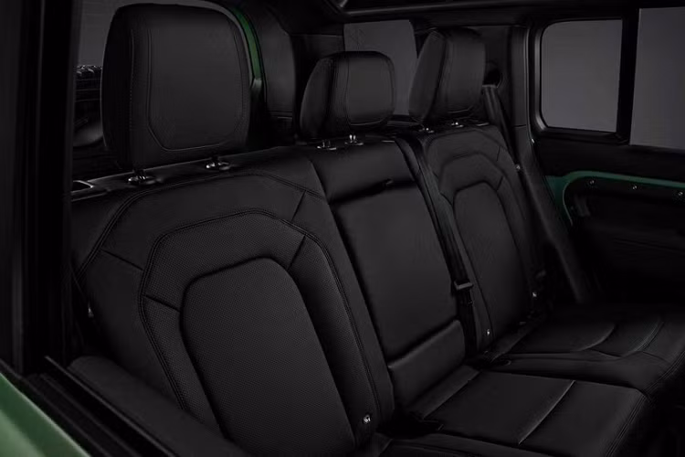 Bên trong khoang lái của Land Rover Defender 75th Limited Edition có điểm nhấn với ghế ngồi bọc da Resist Ebony, trong khi bảng điều khiển trung tâm được bọc bằng vật liệu Robustec, hướng đối diện ghế phụ được sơn màu xanh Grasmere Green và khắc dòng chữ Defender, để cho người dùng biết đây là 1 bản đặc biệt. 
