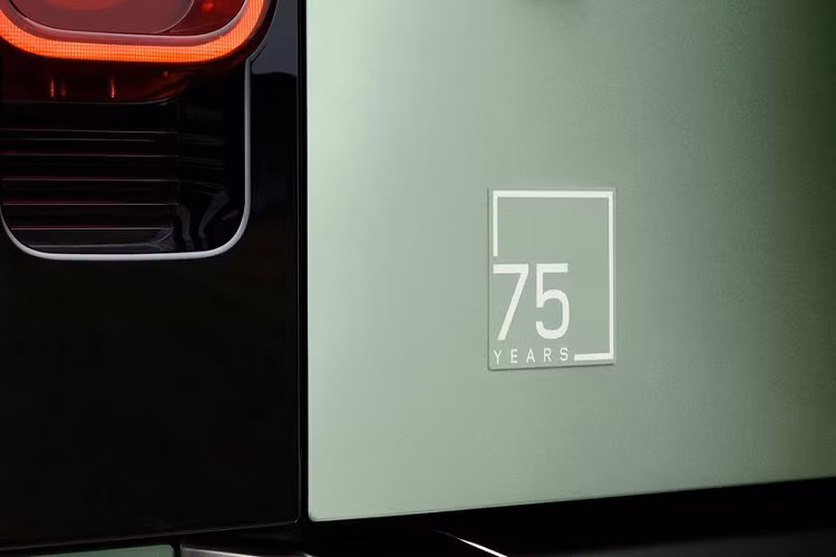 Việc Land Rover Defender 75th Limited Edition về Việt Nam đã cho thấy độ chịu chơi của các nhà giàu Việt, hiện chưa rõ ai là chủ nhân của chiếc xe Land Rover Defender 75th Limited Edition đầu tiên về Việt Nam, nhưng sẽ không có gì bất ngờ nếu đó là 1 nhà sưu tập xe Land Rover hàng đầu trong nước.