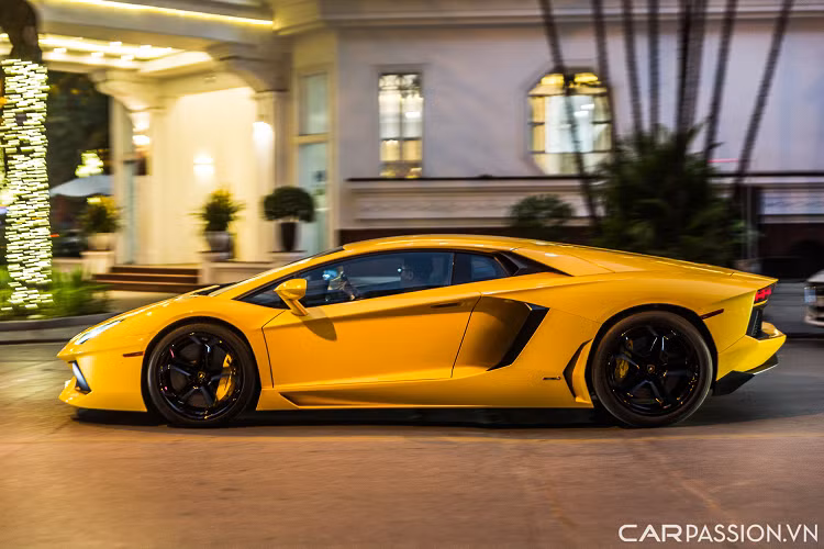 Thân xe Aventador mang đậm tính khí động học khi có sự xuất hiện của các hốc gió giúp làm mát khối động cơ V12. Logo LP700-4 đặt hai bên hông xe. Trước đây, xe sử dụng bộ mâm 5 chấu kép dạng mỏng nhưng mới đây đã được lắp lại bộ mâm 5 chấu hình chữ Y giống như lúc mới được đưa về nước.