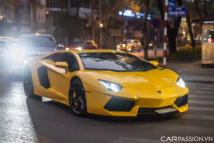 Lamborghini Aventador LP700-4 sử dụng động cơ V12 hút khí tự nhiên, có dung tích 6.5 lít, sản sinh công suất tối đa lên đến 700 mã lực tại vòng tua máy 8.250 vòng/phút và mô men xoắn cực đại đạt mức 690 Nm tại vòng tua 5.500 vòng/phút.