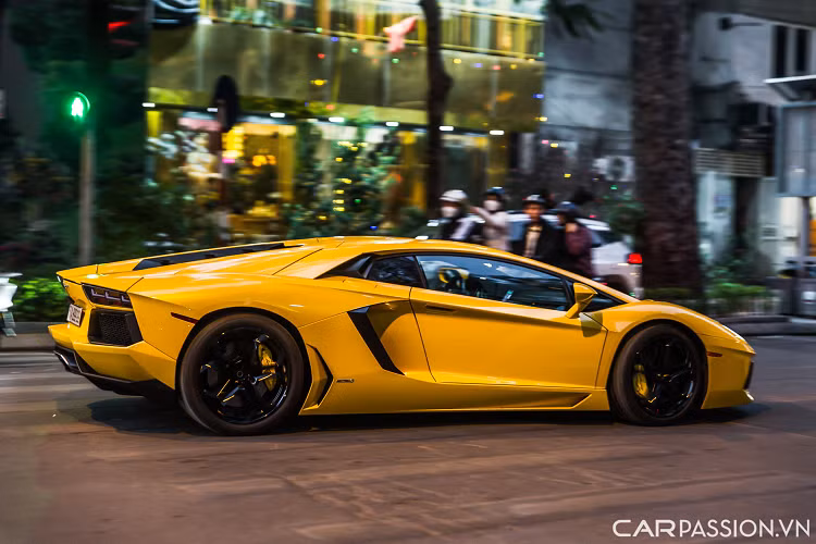 Siêu xe Lamborghini Aventador mang trên mình dấu ấn của những đường nét thiết kế mạnh mẽ, gân guốc, khác biệt hoàn toàn so với đàn anh Lamborghini Murcielago với thiết kế có phần mềm mại và “hiền” hơn.