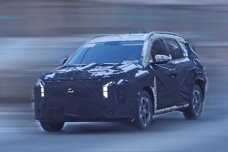 Những bức ảnh Hyundai Tucson 2024 nâng cấp này được chuyên trang ôtô tại Trung Quốc - Auto Home đăng tải. Chiếc Tucson facelift 2024 trong bài được nguỵ trang kín chỉ để lộ phần đèn LED định vị ban ngày, chi tiết này khá giống với phần đầu của Palisade.