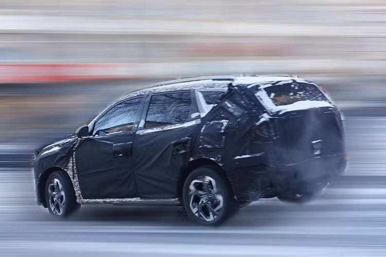 Riêng bộ mâm có thiết kế khá giống với mẫu Alcazar - xe được phát triển dựa trên mẫu crossover 5 chỗ Creta được giới thiệu tại Ấn Độ. Chi tiết mới ở phần đầu mẫu xe SUV Hyundai Tucson Facelift 2024 là lưới tản nhiệt mang phong cách Parametric Shield mở rộng hơn.