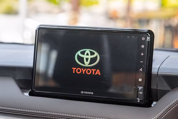 Bên cạnh những thay đổi, "xe quốc dân" của thương hiệu Toyota còn được nâng cấp nhẹ về mặt thiết kế ngoại thất. Đúng như hình ảnh trước đó, Toyota Vios 2023 dành cho Việt Nam có thiết kế đầu xe giống hệt Yaris mới ra mắt ở Thái Lan vào hồi tháng 3 năm nay.