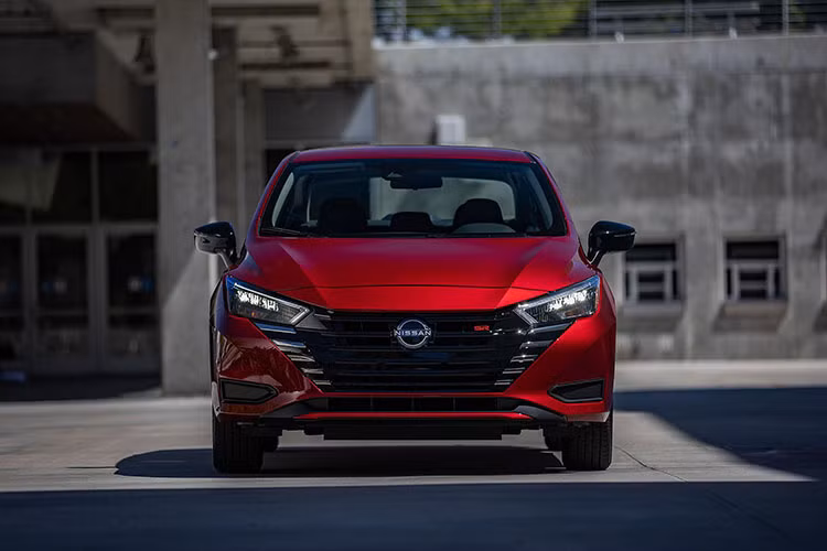 Trên phiên bản mới, mẫu xe đối thủ của Hyundai Accent có sự thay đổi nhẹ về ngoại thất. Khác biệt dễ nhận ra nhất là mặt ca-lăng phía trước. Thiết kế V-motion được cách điệu với phần trung tâm hình thang sơn màu đen, các thanh tản nhiệt 2 bên sơn bóng.