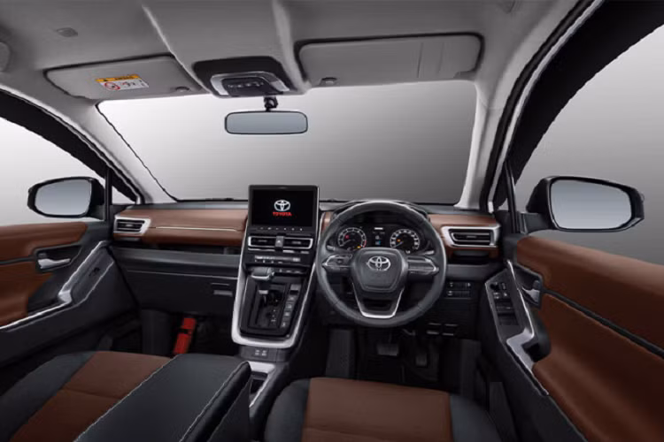 Bên trong xe có những trang bị đáng chú ý như hệ thống đèn viền LED nội thất, 2 ghế thương gia ở hàng ghế giữa, bảng đồng hồ với màn hình đa thông tin 4,2 inch, ghế trước thông hơi/chỉnh điện/nhớ vị trí, rèm che nắng dành cho hàng ghế thứ hai, hệ thống âm thanh JBL 9 loa và hệ thống điều hòa đa vùng ở cả trước lẫn sau.
