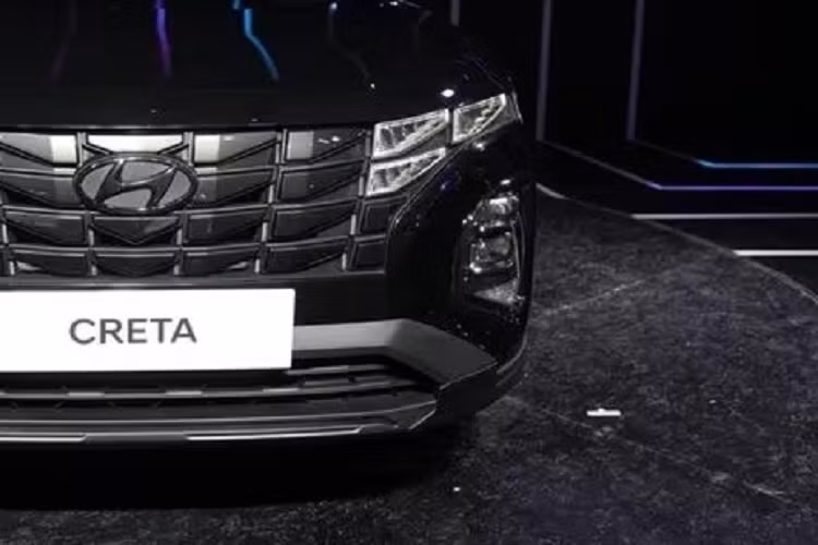 Chưa hết, mẫu SUV cỡ B này còn được trang bị ghế trước làm mát, điều hòa tự động 1 vùng tích hợp hệ thống lọc không khí, ngăn làm lạnh đồ uống dưới mặt táp-lô, sạc không dây chuẩn Qi, hệ thống đèn viền thay đổi màu theo tâm trạng và 2 ngăn đựng cốc ở bệ tì tay hàng ghế sau.