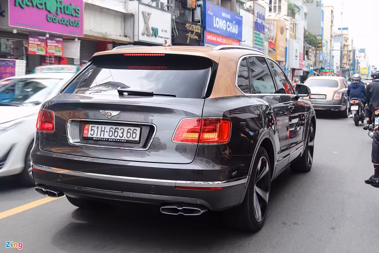 Phiên bản kỷ niệm có thể được nhận biết thông qua logo Bentley có thêm cặp số 1919-2019, phần viền chữ B cũng được trang trí bằng màu vàng Centenary Gold. Bentley trang bị cho Bentayga V8 động cơ tăng áp kép V8, dung tích 4.0L cho công suất 550 mã lực và mô-men xoắn 770 Nm. Số tiền để sở hữu mẫu xe này là không dưới 20 tỷ đồng. Ảnh: Vũ Hoàng.