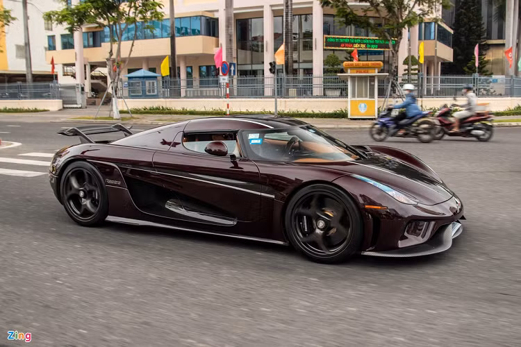 Koenigsegg Regera là mẫu xe đắt giá nhất của Hoàng Kim Khánh, xe được mang về Việt Nam vào tháng 1/2022. Chủ nhân chiếc xe tiết lộ đã bỏ khoảng 5,5 triệu USD để mang mẫu xe này về nước, nếu tính thêm chi phí biển số thì chiếc xe có giá 200 tỷ đồng. Ảnh: Anh Xuân.