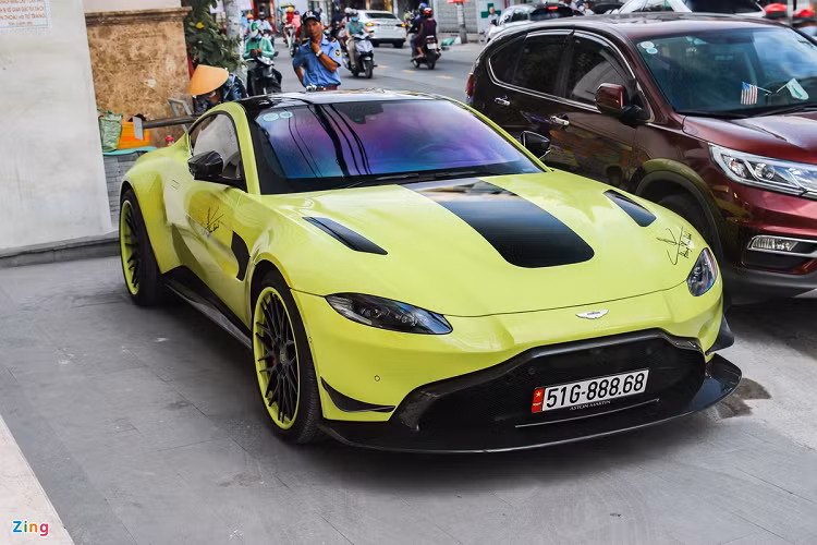 Cung cấp sức mạnh cho Aston Martin Vantage là khối động cơ tăng áp kép V8 4.0L, sản sinh công suất 500 mã lực và mô-men xoắn cực đại 685 Nm. Vantage có thể tăng tốc 0-100 km/h trong 3,6 giây trước khi đạt vận tốc tối đa 314 km/h. Hiện tại ở Việt Nam có tổng cộng 4 chiếc Vantage. Ảnh: Vũ Hoàng.
