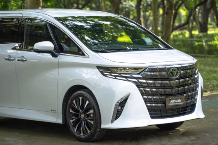 Hơn nữa, các trang bị động cơ của xe mà UMWT nhập khẩu chính hãng cũng có nhiều trang bị hấp dẫn hơn so với bản nội địa Nhật do đơn vị tư nhân nhập về. Tại thị trường Malaysia, Toyota Alphard 2024 do UMWT nhập khẩu chính hãng được trang bị động cơ 2.4L tăng áp cho công suất 274 mã lực và mô men xoắn 430 Nm.