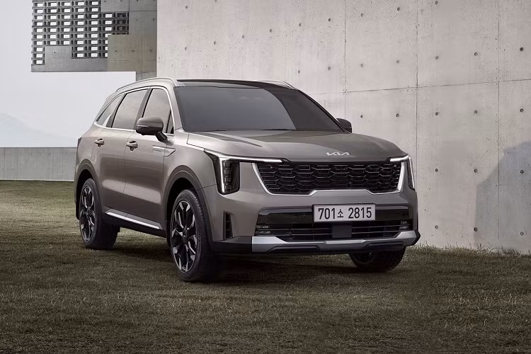 Đặc biệt cụm đèn đuôi của mẫu xe SUV Kia Sorento 2024 cũng sẽ có những chi tiết mới, giúp bản facelift của Sorento hấp dẫn hơn. Vẫn là cụm đèn hậu dạng dọc nhưng bổ sung thêm dải LED chữ L và hình dạng đồ họa mới bên trong.
