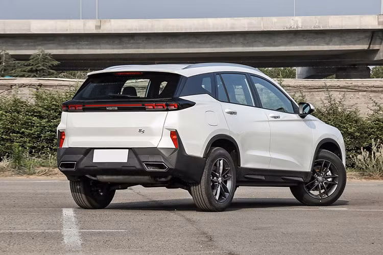 Thiết kế ngoại thất của Haima 8S cũng có một số điểm nhấn như lưới tản nhiệt hình lục giác mạ crôm đa điểm, dải đèn LED định vị ban ngày tách rời và nằm cao hơn đèn pha LED. Ở thị trường nước ngoài, xe dùng vành hợp kim 17 inch hoặc 19 inch, tùy phiên bản, đèn hậu LED, cửa sổ trời toàn cảnh Panorama và cảm biến đá cốp.