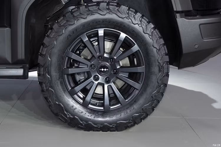 Ở khu vực bên sườn, Fang Cheng Bao Leopard 5 gây ấn tượng bằng ốp cua lốp khỏe khoắn và những đường dập gân nổi bật. Nằm bên trong hốc bánh là các bộ vành có đường kính 18 inch hoặc 20 inch, tùy phiên bản. Vành 18 inch đi với lốp BFGoodrich A/T trong khi vành 20 inch nằm trong lốp Michelin Pilot Sport. Ngoài ra, mẫu SUV Trung Quốc này còn có cột C sơn màu bạc và tích hợp đèn.