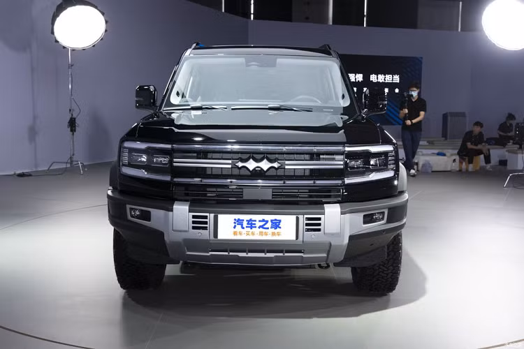 Những hình ảnh và thông tin chính thức của mẫu SUV này cuối cùng cũng được tung ra. Theo hãng BYD, Fang Cheng Bao Leopard 5 là SUV việt dã dùng khung gầm hình thang. Mẫu xe này sở hữu kích thước dài x rộng x cao lần lượt là 4.890 x 1.970 x 1.920 mm và chiều dài cơ sở 2.800 mm. Như vậy, tân binh của hãng xe Trung Quốc BYD có kích thước tương đương Toyota Land Cruiser Prado thế hệ mới.
