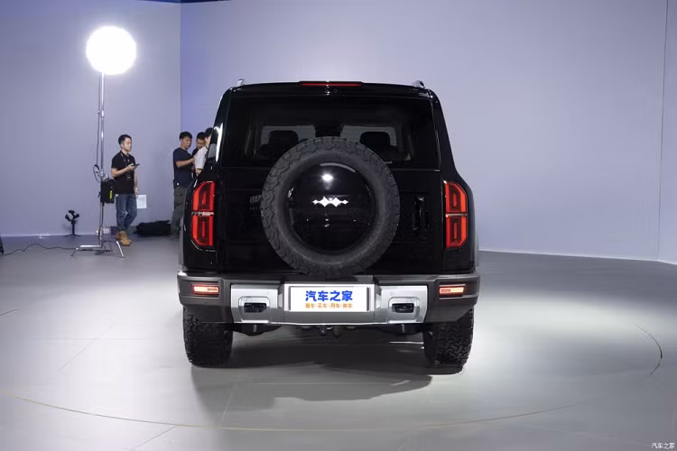 Phía sau xe, Fang Cheng Bao Leopard 5 được trang bị cụm đèn hậu nằm dọc giống Toyota Land Cruiser Prado 2024. Tuy nhiên, vì có lốp dự phòng nên cửa cốp của mẫu xe này mở sang ngang thay vì mở lên trên. Cản sau của xe có thiết kế khá tương đồng với cản trước. Bên trong mẫu xe này là nội thất 2 hàng ghế với ghế sau rộng rãi. Điểm nhấn bên trong mẫu SUV việt dã này chính là 3 màn hình trên mặt táp-lô.