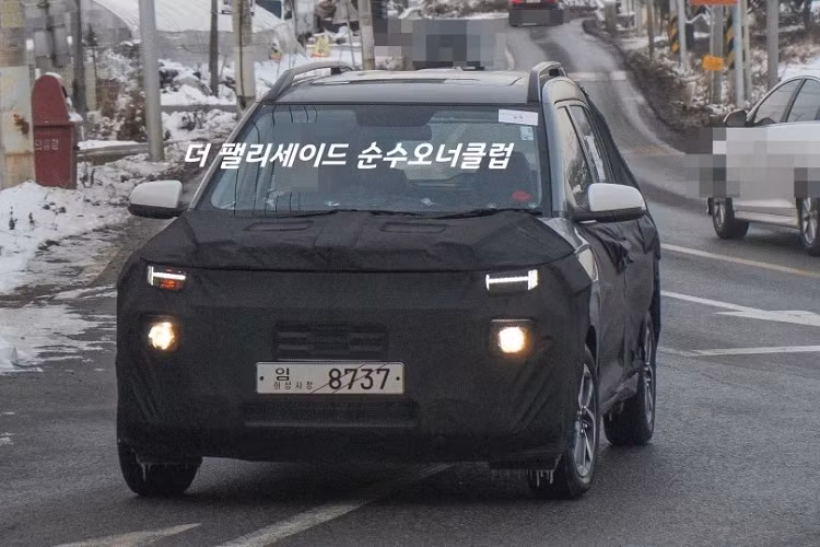 Qua hình ảnh này, có thể thấy Hyundai Exter 2024 sở hữu một số nét thiết kế tương tự đàn anh SantaFe thế hệ mới. Do đó, không có gì lạ khi gọi Hyundai Exter là tiểu SantaFe. Hình ảnh phác họa chính thức do hãng Hyundai tung ra chỉ cho thấy khu vực đầu xe của Exter. Tại đây, mẫu SUV hạng A này sở hữu thiết kế không giống bất kỳ xe Hyundai nào đang bán ở thị trường Ấn Độ.
