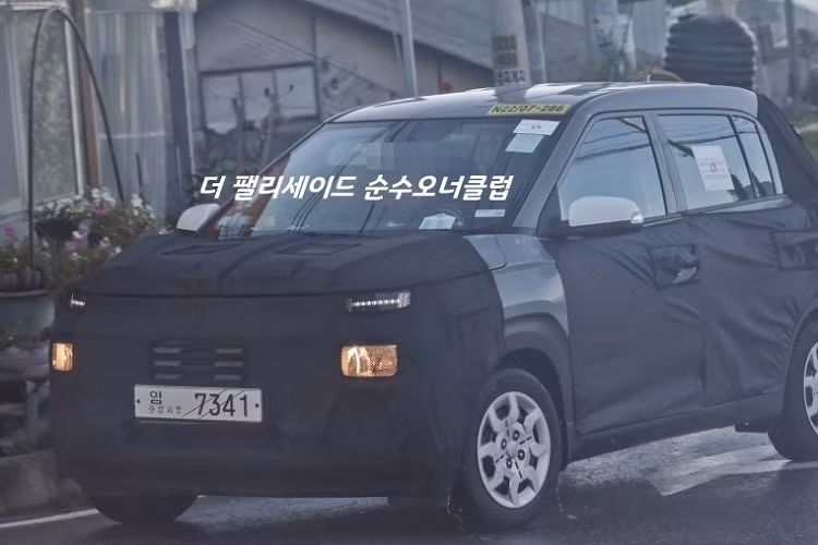 Ngoài ra, xe SUV Hyundai Exter 2024 còn có thêm tấm ốp gầm giả màu bạc bao quanh hốc gió trung tâm trên cản trước. Những chi tiết thiết kế đáng chú ý khác của mẫu SUV hạng A này gồm có logo Hyundai dạng 2D trên nắp ca-pô, baga nóc, hốc bánh loe rộng và đường chân kính giống với những người anh em Venue hay Casper. Nhìn chung, thiết kế đầu xe của Hyundai Exter mang hơi hướng của ô tô điện Ioniq 5 hơn là Venue, Creta hay Alcazar đang bán tại Ấn Độ.